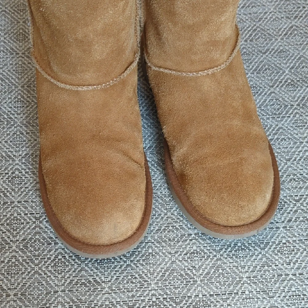 UGG Short Chestnut Suede Boots With Plush Lining
